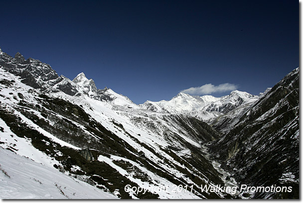 Everest Gokyo Ri Trek - Valley while hiking to Machhermo